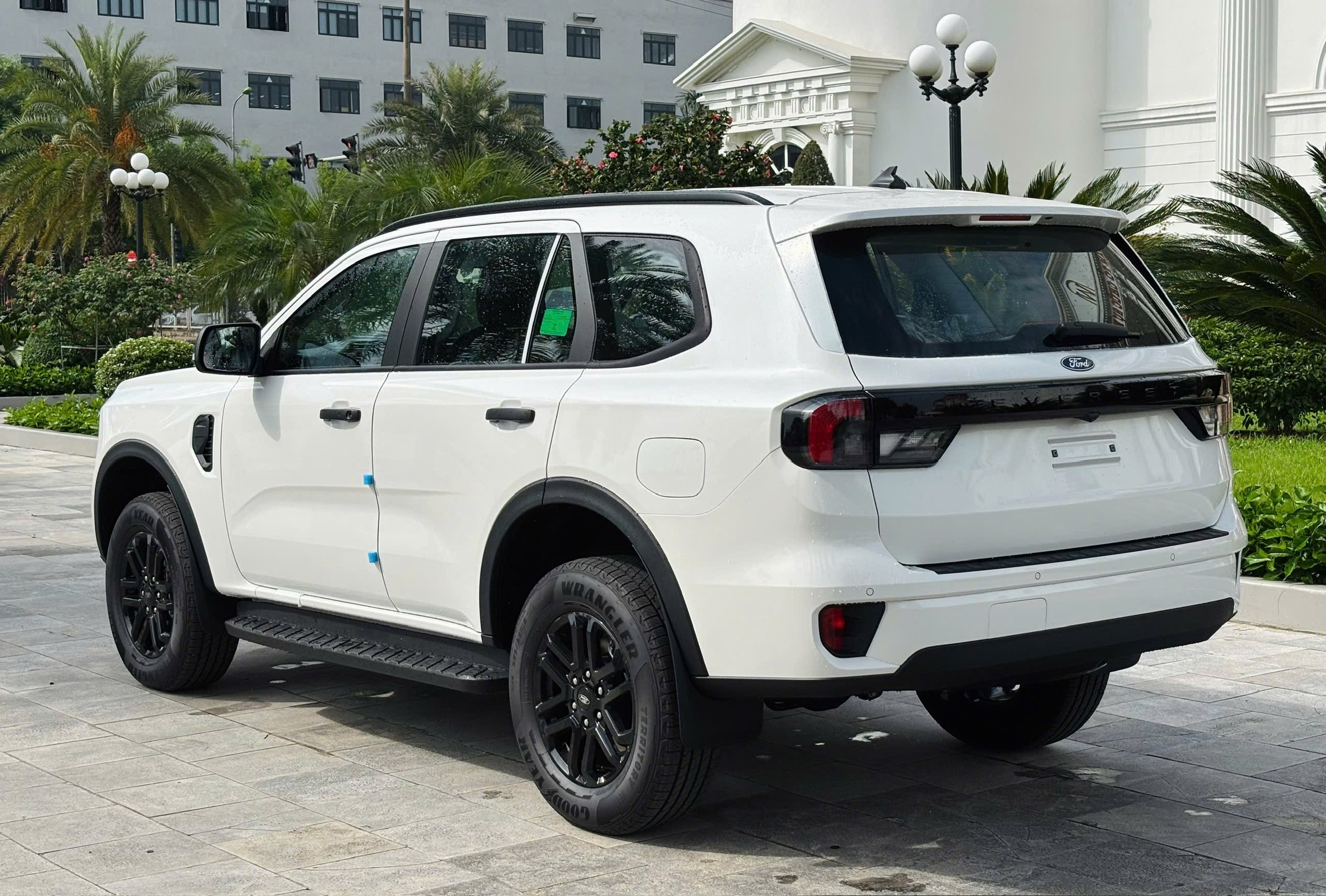 Đuôi Xe Everest Active 2026 Trắng