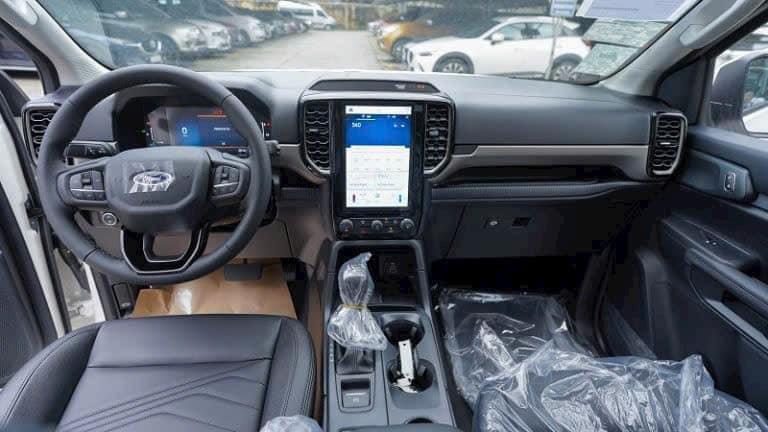 Nội Thất Everest Titanium 4x2